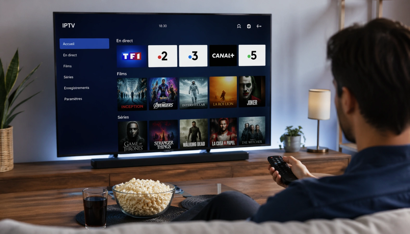 Homme assis dans un salon moderne et chaleureux, tenant une télécommande face à une grande télévision affichant une interface IPTV, avec lumière douce, table basse en bois, bol de popcorn et ambiance cosy.